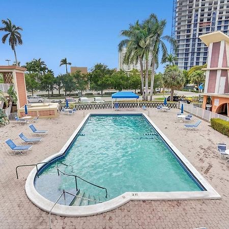 Ferienwohnung Hallandale Gulfstream Pool Walk To The Beach Hallandale Beach Exterior foto
